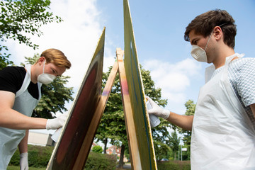 Graffiti Leinwandkurs zur Förderung der Teambuilding mit Spraydosen und Leinwänden