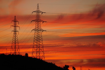 torres electricas de distribucion energia electrica   alta  tension fondo nubes multicolores