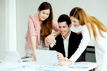 Businessmen are brainstorming and agreement. And congratulated the success Which creates unity in the work that understands the strategy Teamwork requires clear division of work to achieve the goal.