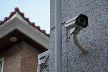 벽에 부착된 CCTV