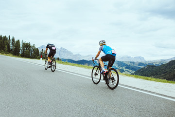 Radfahrer bei einem Radrennen in den Dolomiten 