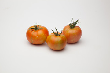 Tomates ecológicos recién cogidos del huerto para ser llevado a la mesa para ser comido ya sea cruzo en zumo o bien cocinado en salsa, mermelada, sofrito, relleno o como acompañamiento