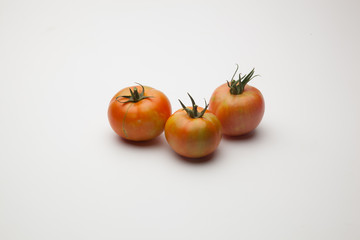 Tomates ecológicosrecien cogidos del campo, preparados para ser vendidos y comidos,