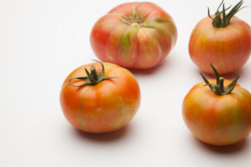 Saludables y bellos tomates, recién traidos del huerto para ser puestos en la mesa o en el mercado.
