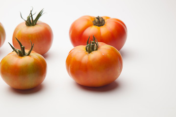 Tomates ecológicos recién cogidos del huerto para ser llevado a la mesa para ser comido ya sea cruzo en zumo o bien cocinado en salsa, mermelada, sofrito, relleno o como acompañamiento