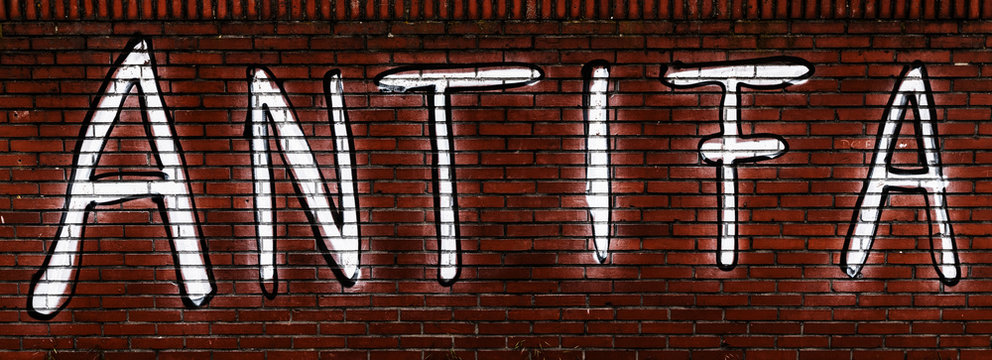 Antifa Graffito Schriftzug Backsteinmauer