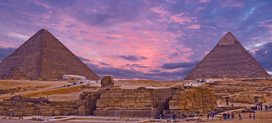 Fototapeta na wymiar View of the sphinx Egypt, the giza plateau in the sahara desert 