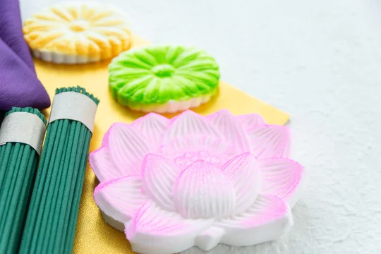 線香 香 仏教 仏事 盆 法事 お盆 お菓子 砂糖菓子 蓮 供養 法要 葬儀 葬式 冠婚葬祭 ハス はす 花 白バック 行事 通夜 告別式 宗教 お彼岸 信仰 和風 日本 写真 Stock Photo Adobe Stock