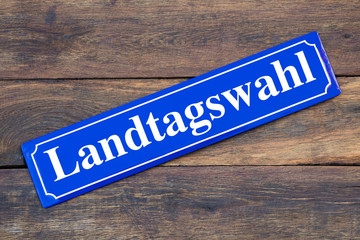 Landtagswahl Schild blau auf Holz