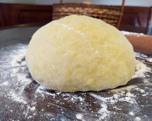 masa de huevos sobre mesa enharinada