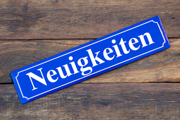 Neuigkeiten Schild blau auf Holz