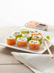 sushi Japón , salmón ahumado y calabacín con palillos. Japan sushi , smoked salmon and zucchini with chopsticks.