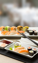  sushi Japón de salmón y aguacate con palillos, vista cenital. Japanese salmon and avocado sushi with chopsticks, overhead view.