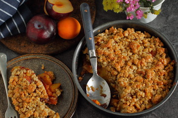 Summer refreshing and rustic crumble with fruits and oats