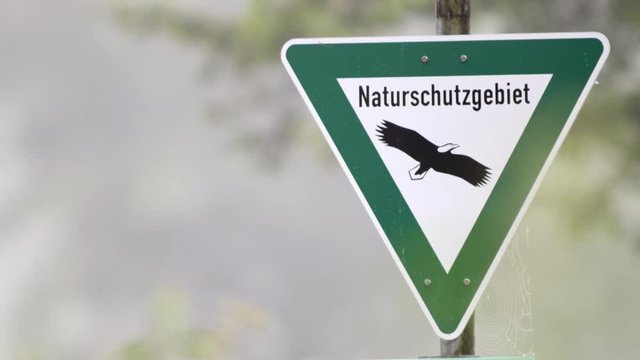 Schild Naturschutzgebiet mit Fokusverlagerung