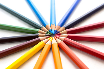 Naklejka premium Figures with colored pencils on white background