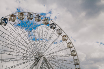 Fototapeta premium Ferris wheel on background of cloudy sky
