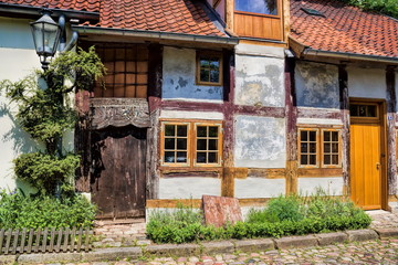 verfallenes altes haus in lüneburg, deutschland