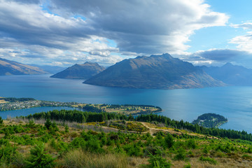 hiking the queenstown hill walkway, lake waktipu, new zealand 33