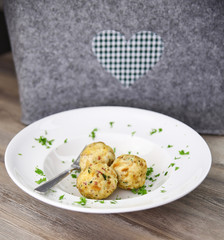 Knödel essen vegetarisch