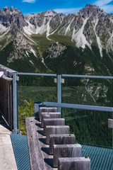 Aussichtsplattform mit Bergblick
