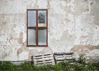 Fototapeta na wymiar Decay of an old abandoned house
