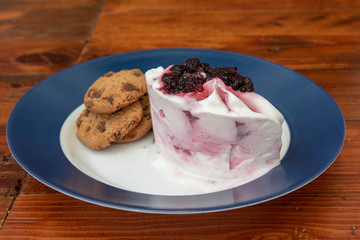 Helado con frutos rojos