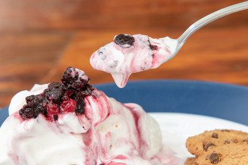 Cuchara con helado de frutos rojos