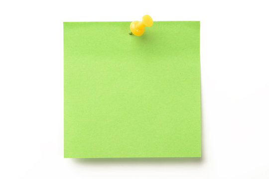 Posit de color verde y marcador amarillo clavado sobre fondo blanco