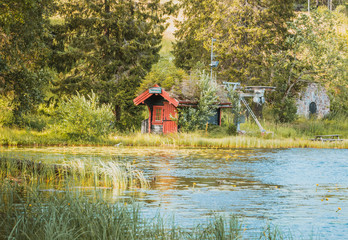 Norweski domek letniskowy nad jeziorem hytta © Dreamnordno