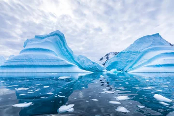Keuken foto achterwand Antarctica Ijsberg in Antarctica drijvend in de zee, bevroren landschap met enorme stukken ijs die reflecteren op het wateroppervlak, Antarctisch Schiereiland