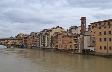 Fototapeta premium View of ancient buildings and the Arno River in Florence