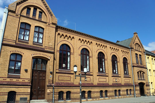 Käthe- Kollwitz Grundschule, Gebäude aus gelben Backstein