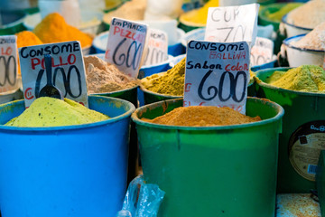 Puesto del mercado con venta de especies