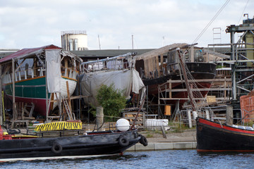 Fototapeta na wymiar ausgemusterte Segelschiffe im Museumshafen am Ryck