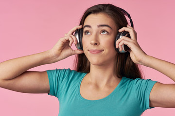 Naklejka premium young woman listening to music