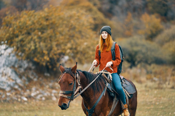 Obraz premium young woman riding horse