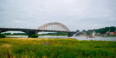 Obraz premium Waalbridge podczas imprezy spacerowej