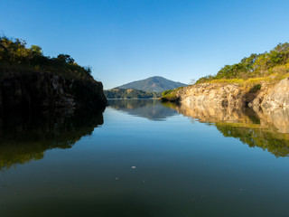 Fototapeta na wymiar Jaguari dam seen from the water - canoeing