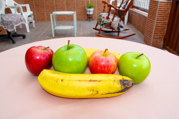 Four apples and two bananas on the table