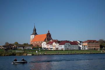 Obraz premium Iglesia junto al río