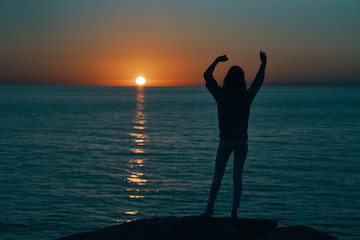Fototapeta premium silhouette of a woman at sunset