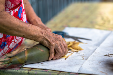 The background of blurred asparagus that is placed on the table, can be eaten or used as a cooking ingredient, sold in the market or according to street food destinations.