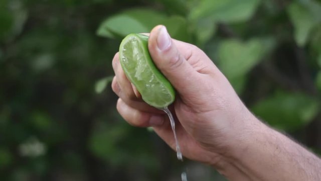 Mano exprimiendo lim&oacute;n