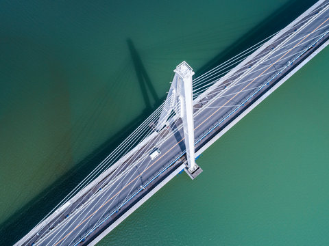 湖にかかる巨大な吊り橋　俯瞰