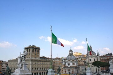 Obraz premium the italian flag on parliament building