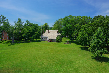 Obraz premium Newburgh, New York: Hasbrouck House (1750), Washington's headquarters during the Revolutionary War, National Historic Landmark.