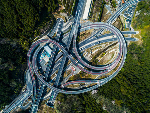 山間部の高速道路　真俯瞰