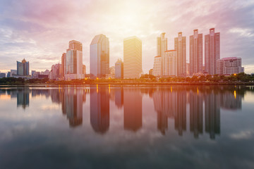Obraz premium City building with water reflection before sunset
