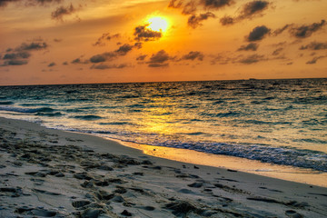 Dieses einzigartige Bild zeigt den gigantischen Sonnenuntergang auf den Malediven. eineinzig artiges Farbschauspiel wie der Himmel sich Orange färbt